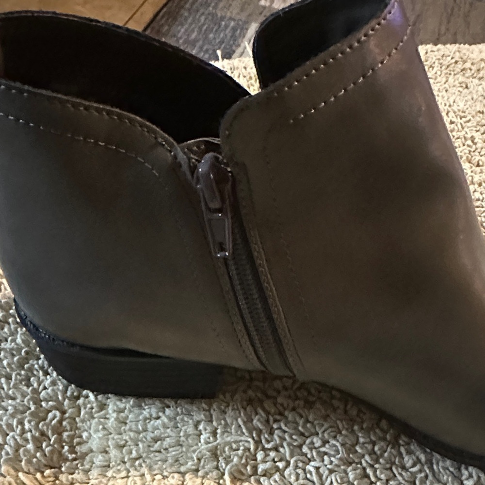 AMERICAN RAY Elegant Gray Ankle Boots - Picture 3 of 9